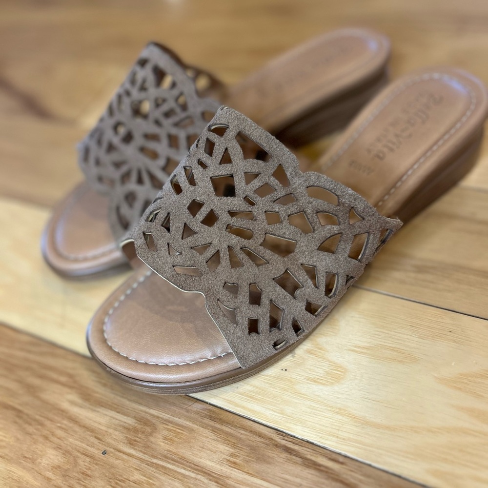 NWOT Bella Vita Women's Cas-Italy Tan Wedge Slide Sandals - Picture 3 of 12